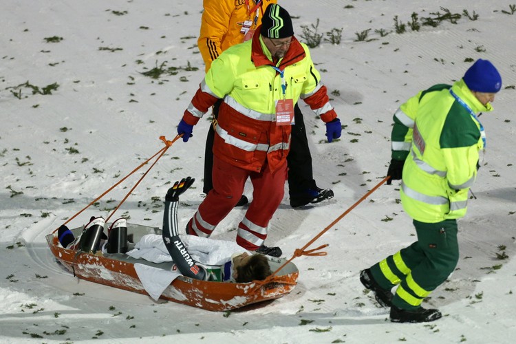 Fatalne upadki na skoczni w Kuusamo. Wellinger i Lanisek trafili do szpitala