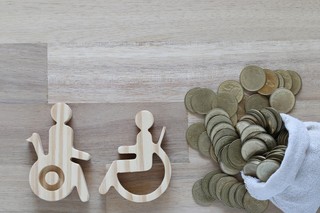 Zasiłek i dodatek pielęgnacyjny. Czym się różnią i ile wynoszą? [KWOTY, PROPOZYCJA ZMIAN]