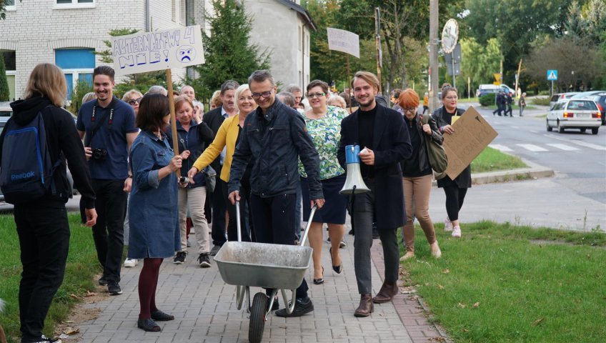 Mieli wywieźć prezesa SM Jaroty na taczce. Ten jednak zdążył odjechać [ZDJĘCIA]