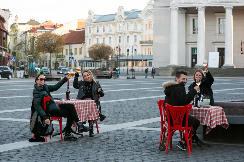 Wilno zamienia się w kawiarnię. Tak walczą z epidemią