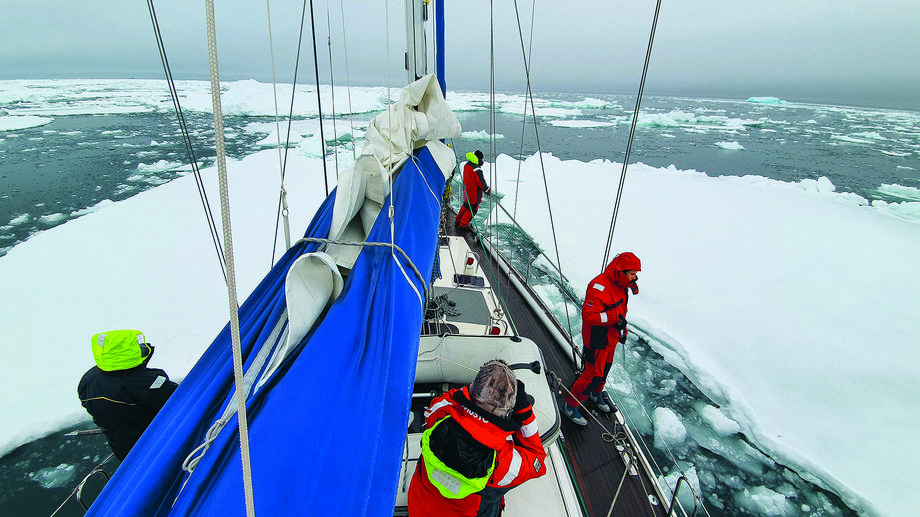 Przygodę z żeglarstwem polarnym warto zaczynać niespiesznie i koniecznie po dobrym przygotowaniu.