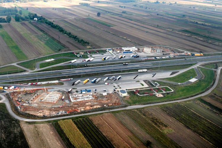 Przy całej obwodnicy znajdą się cztery Miejsca Obsługi Podróżnych (MOP-y) – po dwa w kierunku do i z Warszawy.