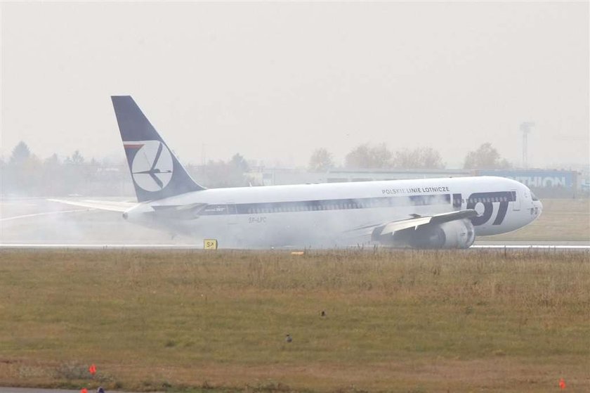 Lądowanie Boeinga 767 w asyście myśliców