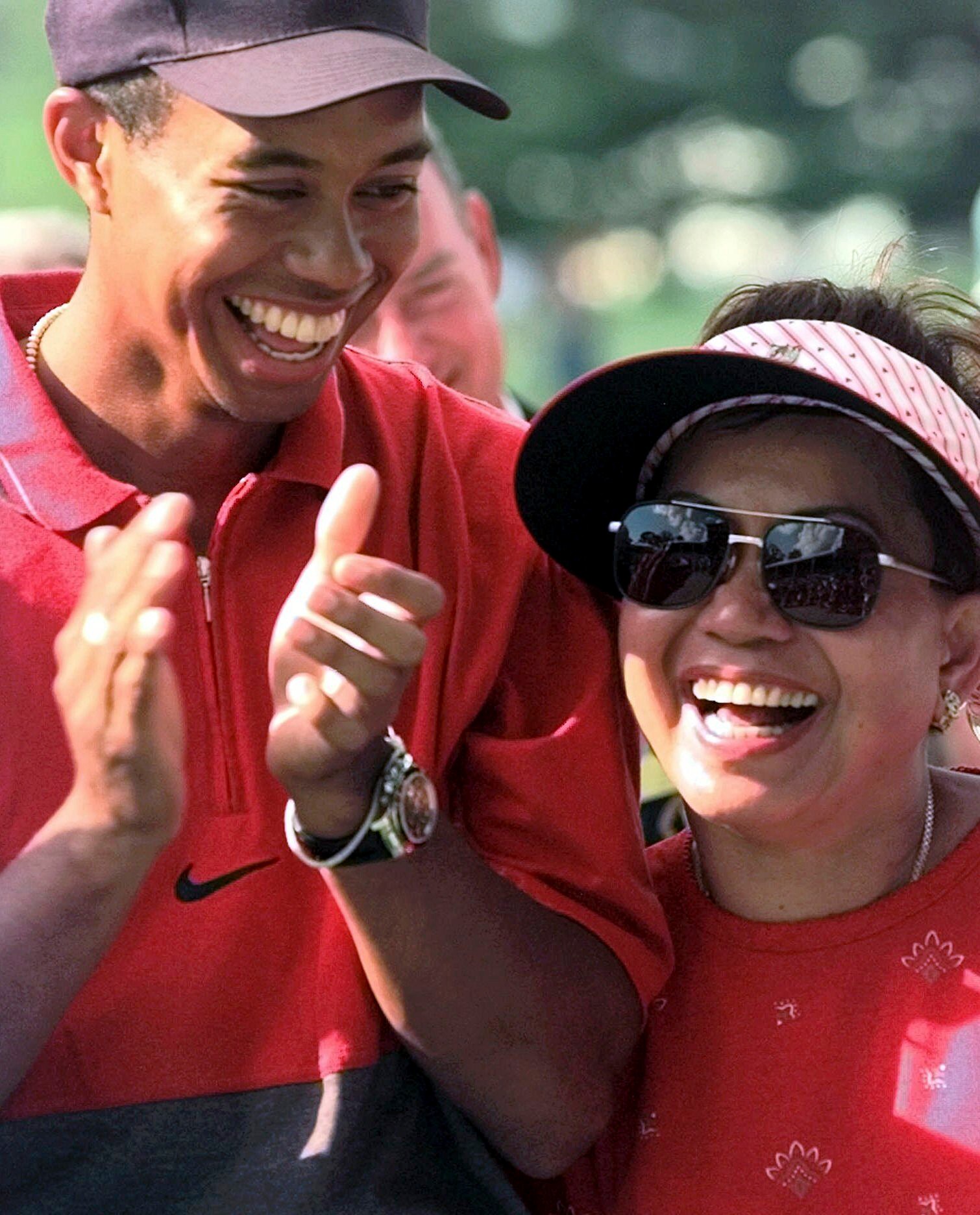 Americký golfista Tiger Woods s mamou Kultidou. 