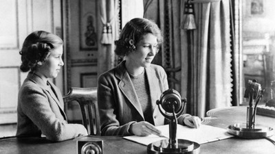 Księżniczki Elżbieta (z prawej) i Małgorzata w czasie transmisji radiowej z pałacu Buckingham, 1940 r.