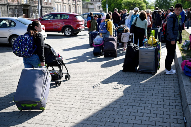 Obywatele Ukrainy oczekują na pociąg do Lwowa na kolejowym przejściu granicznym w Przemyślu. Coraz więcej Ukraińców, którzy przyjechali do Polski w związku z rosyjską agresją na ich kraj, wraca do kraju.