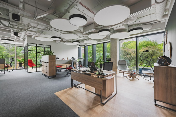 Strefy spotkań, zieleń i gabinety do fizjoterapii  — sprawdź, jak teraz tworzy się nowoczesne biura