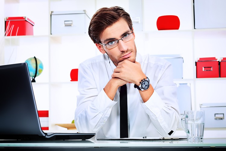 <strong>Punkty kontaktowe dla przedsiębiorców</strong><br /><br />

Ministerstwo Gospodarki chce rozwijać portal Punkt kontaktowy, który ma pomagać w dopełnianiu procedur związanych z prowadzeniem działalności gospodarczej i uzyskaniu porad ekspertów. Na portalu przedsiębiorcy dowiedzą się, jak np. otworzyć agencję reklamową czy salon fryzjerski. Jak krok po kroku założyć własny biznes. Obecnie opisanych jest ok. 30 takich sytuacji, a jak poinformowało nas MG, w 2014 r. dojdzie kolejne 80. Pytanie tylko, czy przedsiębiorców taka forma wsparcia w ogóle zainteresuje. Z profilu do kontaktu obywateli z administracją ePUAP korzysta ok. 190 tys. użytkowników, co trudno uznać za sukces.<br /><br />