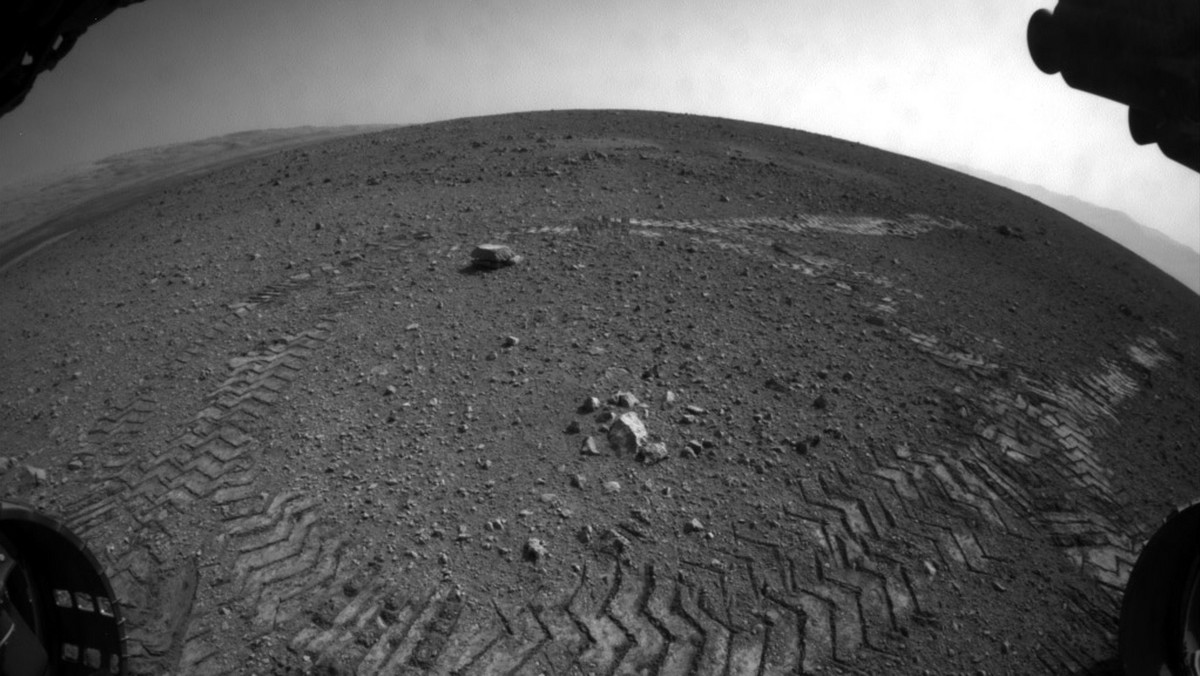 Łazik Curiosity przejachał pierwszych kilka metrów po powierzchni Marsa - poinformowała amerykańska agencja kosmiczna NASA, która wysłała ten pojazd z misją badawczą na Czerwoną Planetę.