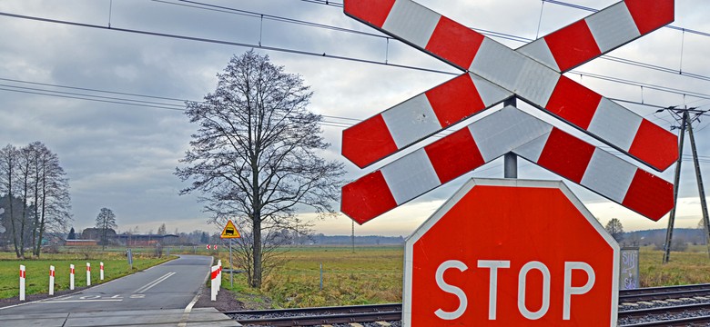 Tragiczne zderzenie pociągu z autem. Kierowca nie żyje, ruch kolejowy wstrzymany