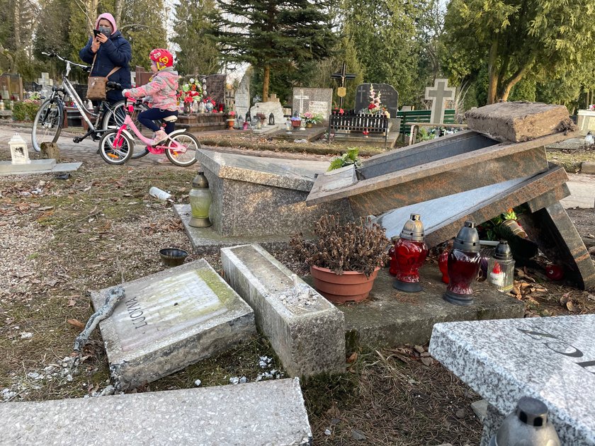 Barbarzyńcy zniszczyli groby maleńkich dzieci