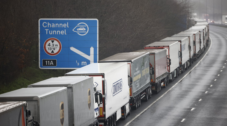 A Kent megyei tanács pénteki adatai szerint még mindig hozzávetőleg négyezer kamion vár arra, hogy átkelhessen a francia oldalra /Fotó: Northfoto