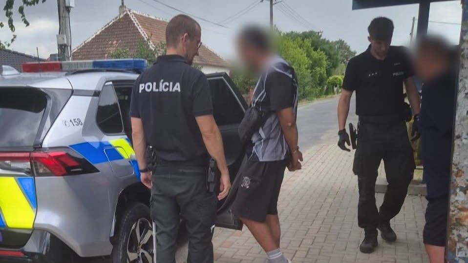 Mužovi v lúpeži v rodinnom dome v Komjaticiach nezabránili ani barly. 