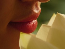 Nadchodzi czas, w którym usta potrzebują specjalnego "ubrania". Oto sposoby na ich pielęgnację