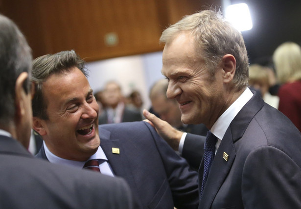 Donald Tusk i David Cameron. Fot. EPA/OLIVIER HOSLET