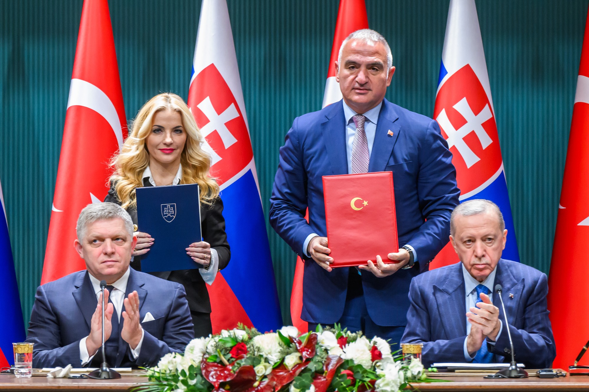 Prvý zľava predseda vlády SR Robert Fico (Smer-SD), prvý sprava turecký prezident Recep Tayyip Erdogan, druhá zľava ministerka kultúry SR Martina Šimkovičová (nominantka SNS) a druhý sprava turecký minister kultúry.