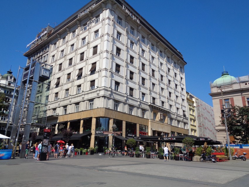 U blizini je sat koji radi