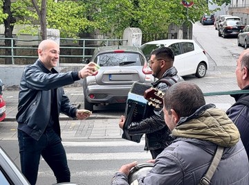 ORI SE ISPRED NARODNOG FRONTA! Aca Sofronijević IZVEO SUPRUGU IZ PORODILIŠTA, sviračima deli novčanice svih boja: "OSEĆAJ JE FENOMENALAN"! (VIDEO)