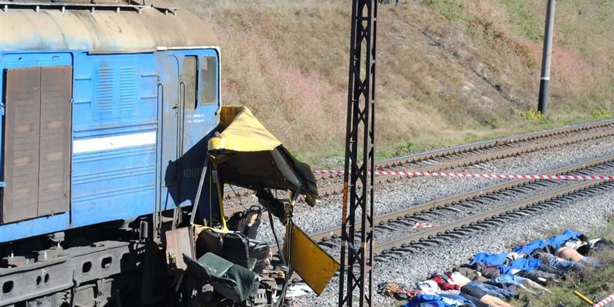 Koszmar! 42 osoby zginęły pod lokomotywą!