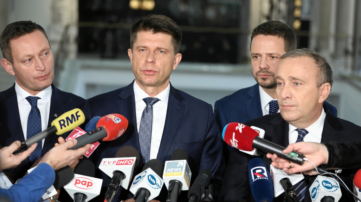 Grzechem liberałów jest uleganie elitarystycznym odruchom, choć tu partie opozycyjne są bardziej zakładniczkami swojego świergotliwego, highlife’owego zaplecza. Wystarczy, że znana reżyserka ogłosi, iż chce, „aby było, jak było”, a jedna czy druga celebrytka okaże lekceważenie prostym ludziom, aby wrzucano to na barki Schetyny i Kopacz, Lubnauer i Petru