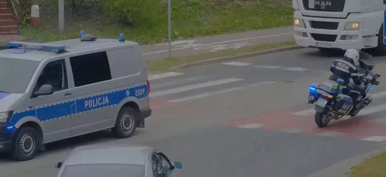 Jechali do szpitala i utknęli w korku. Do auta dotarli policjanci na motocyklach