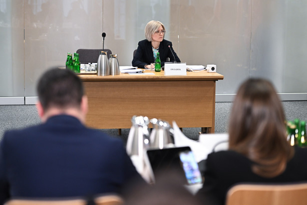 Zastępczyni dyrektora Departamentu Konsularnego MSZ Beata Brzywczy podczas posiedzenia sejmowej komisji śledczej