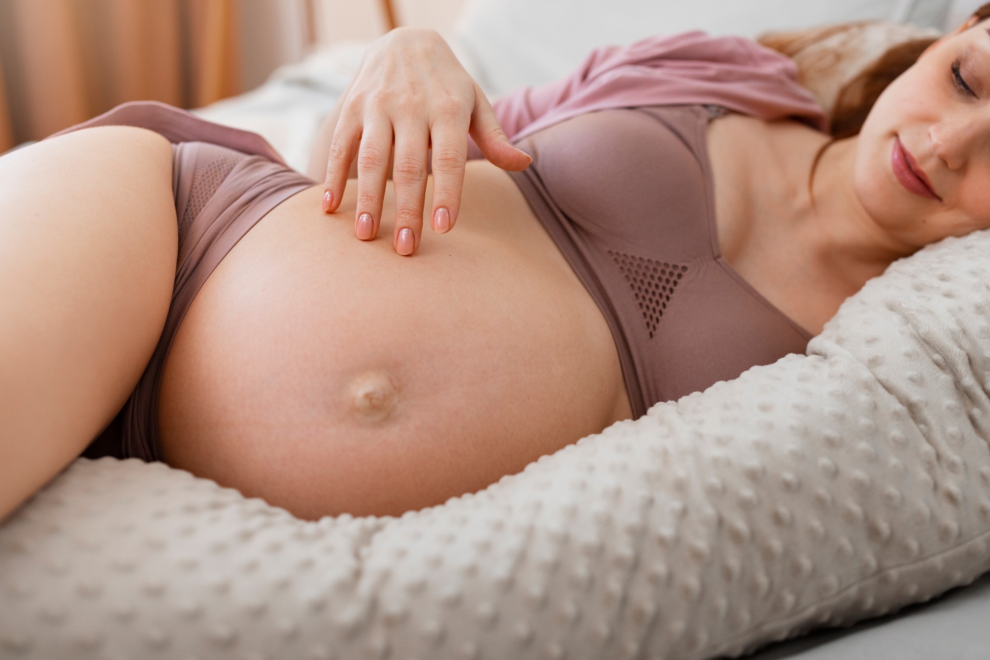 Spánok na ľavom boku môže tehotným ženám priniesť väčšie pohodlie a podporiť správny krvný obeh.