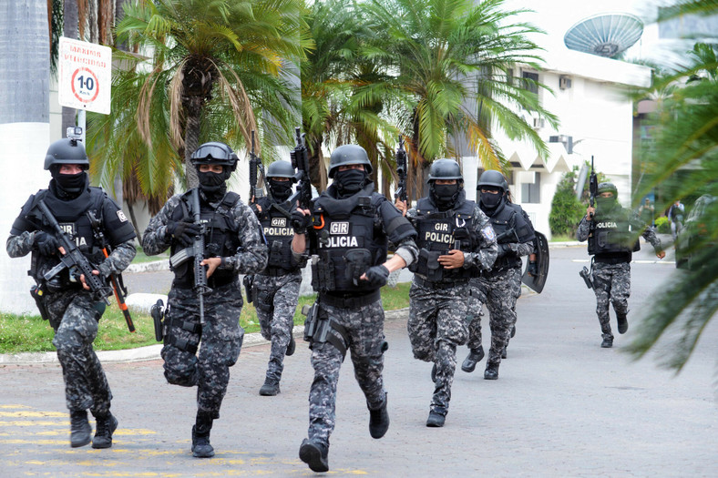 Oddział ekwadorskiej policji pod siedzibą stacji telewizyjnej TC Televison po tym, jak zamaskowani napastnicy wtargnęli do studia podczas transmisji na żywo, 9 stycznia 2024 r.
