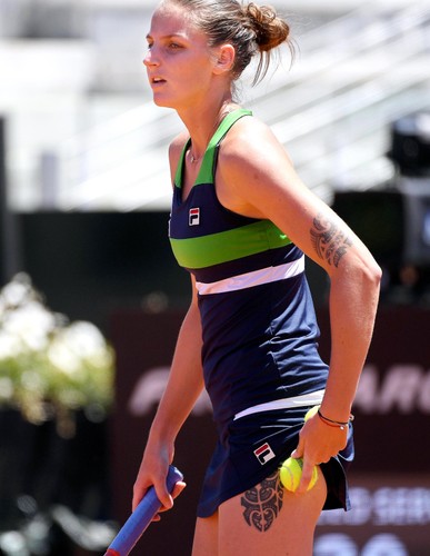 Karolina Pliskova na korcie w Rzymie eksponuje swoje tatuaże