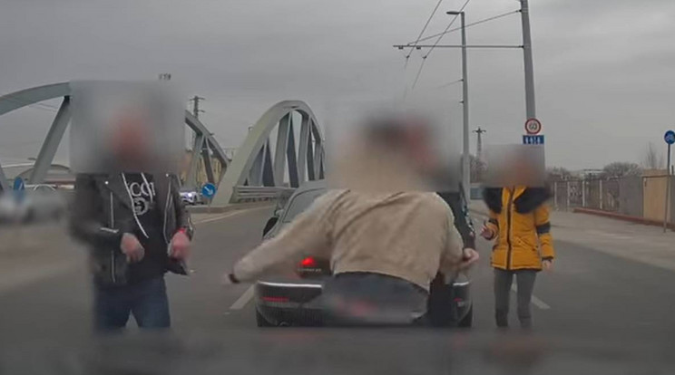 A verekedő sofőröket végül az utasaiknak kellett szétszednia /Fotó: YouTube