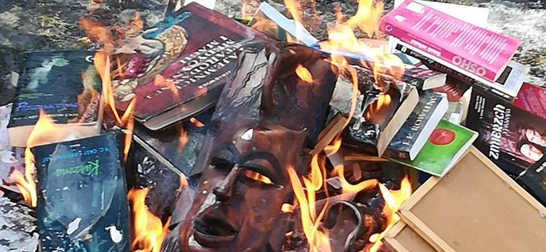 Religioznawca o paleniu książek na stosie: źródłem jest antysekciarska histeria