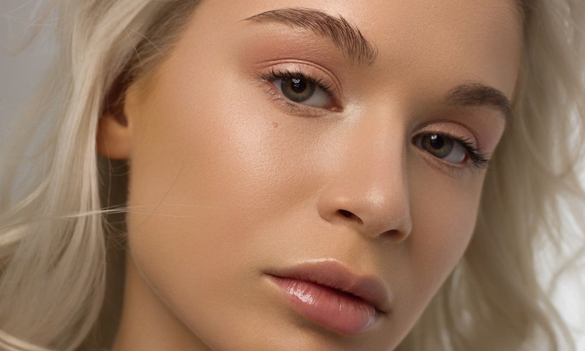 Ten lekki podkład z „jadem węża” robi retusz skóry. Glow i lifting w jednym