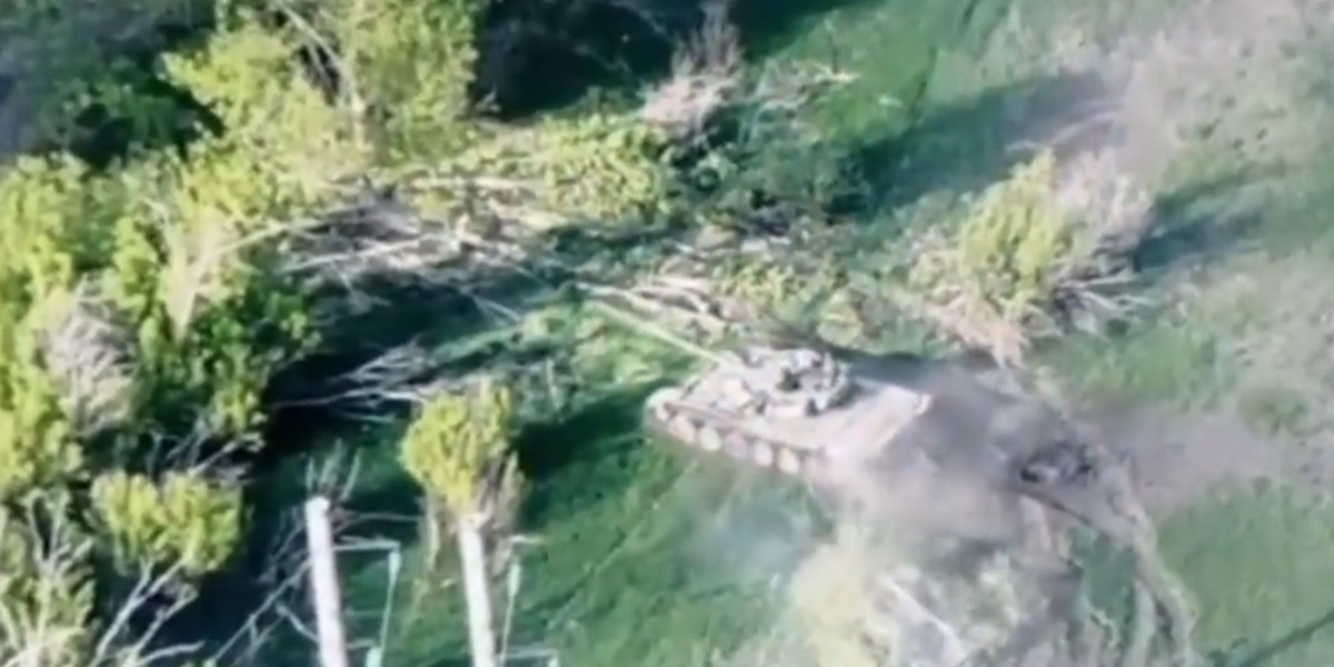 Rosyjski czołg wjechał na minę pułapkę