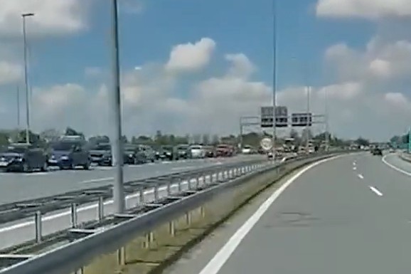 (VIDEO) Ogromne gužve na "Milošu Velikom": Kod naplatne rampe Lajkovac NEPREGLEDNE KOLONE vozila, čeka se kao na granici