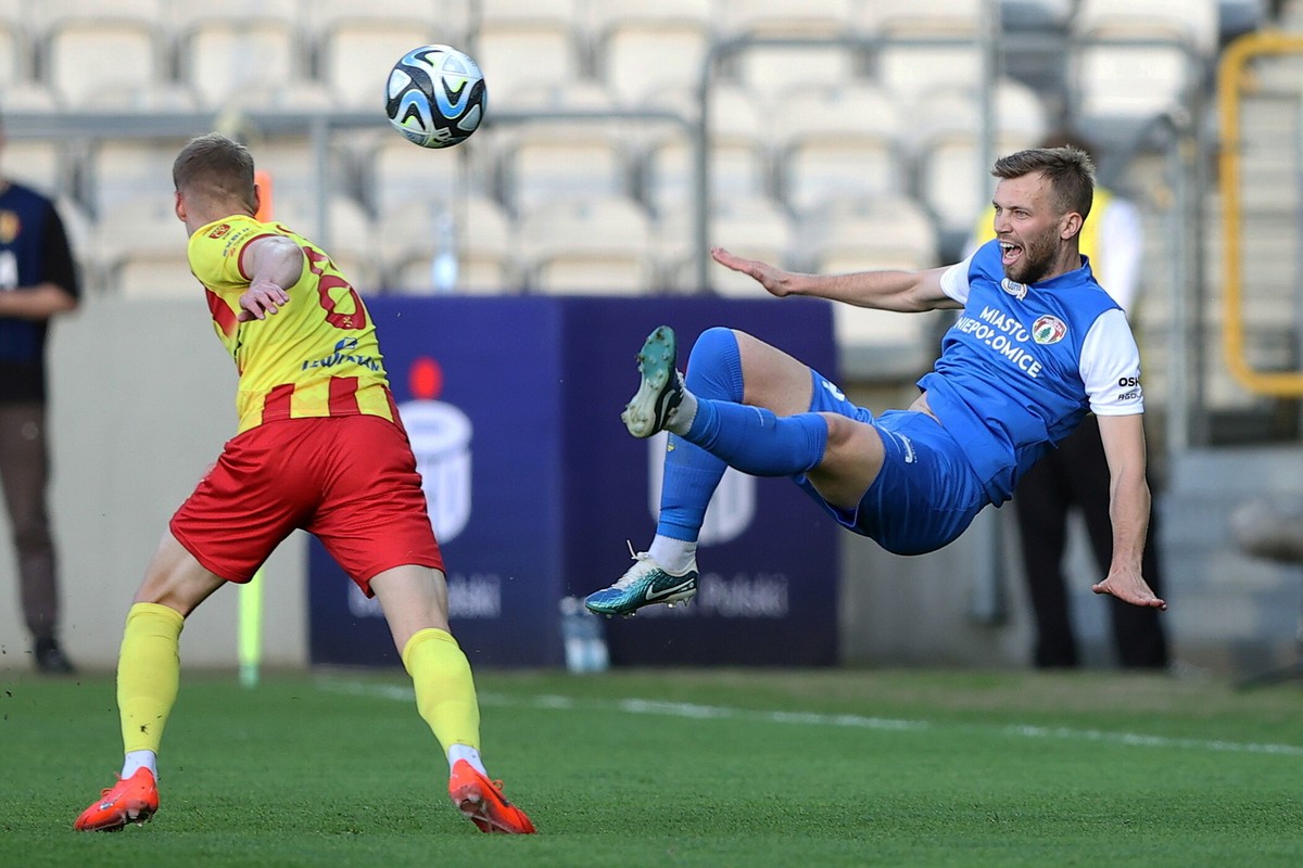 Zawodnik Puszczy Niepołomice Jakub Serafin (P) i Jacek Podgórski (L) z Korony Kielce podczas meczu 30. kolejki piłkarskiej Ekstraklasy