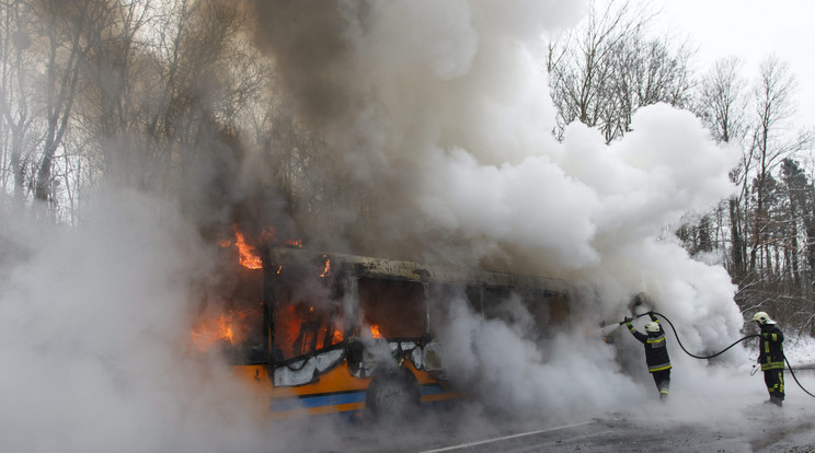 A busz szinte elveszett a füstben / Fotó:MTI-Varga György