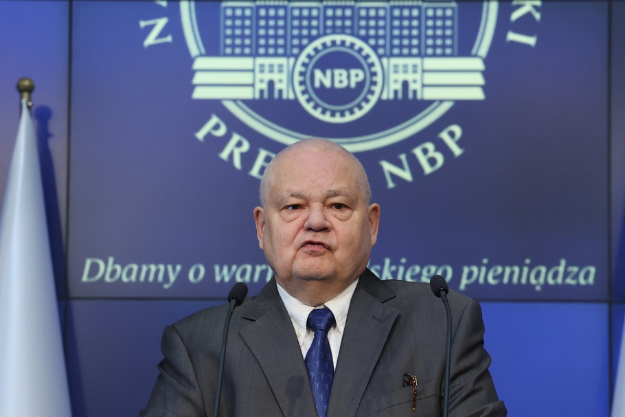 Adam Glapiński, prezes NBP, nie ma powodów do dumy. Sytuacja na froncie walki z inflacją jest opłakana, tymczasem ceny ani myślą składać broni. Przeciwnie, atakują z coraz większą mocą