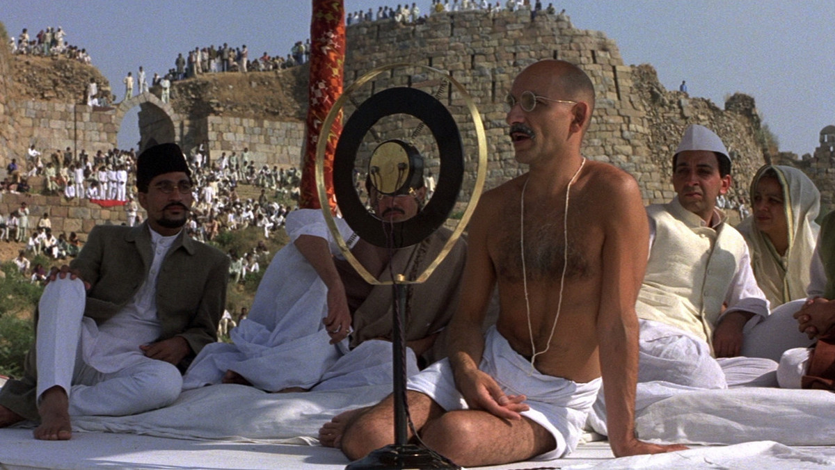 Gandhi, Indie/Wielka Brytania, 1982. Reżyseria: Richard Attenborough. W rolach głównych: Ben Kingsley, Candice Bergen, Edward Fox.