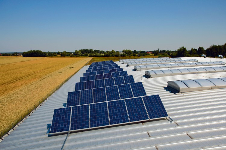 Budynek jest w głównej mierze zaopatrywany w energię elektryczną pochodzącą ze słońca. Produkowana jest ona za pomocą paneli fotowoltaicznych zainstalowanych na dachu. Dzięki temu, że system został podłączony 
do sieci miejskiej, kiedy tylko pojawi się nadwyżka energii elektrycznej, jest ona sprzedawana do sieci.
<br>
100 proc. - taki procent powierzchni dachów pokryto białą membraną, która odbija 
promienie słoneczne i powoduje, że budynek tak bardzo się nie nagrzewa.