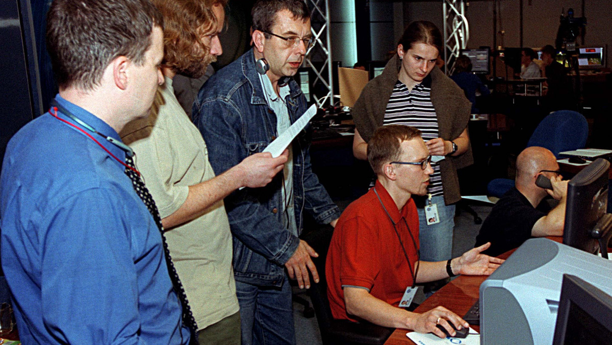 Grzegorz Miecugow wraz z współpracownikami śledzi pierwsze minuty nadawania TVN24 (2001)