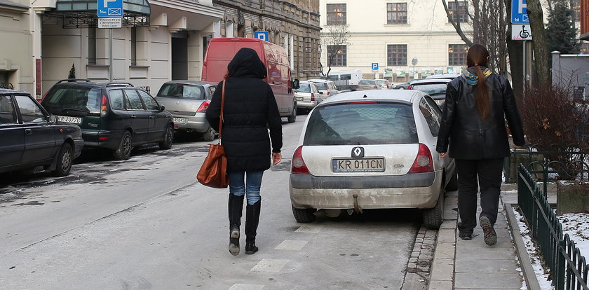 Na Szujskiego piesi muszą chodzić środkiem ulicy