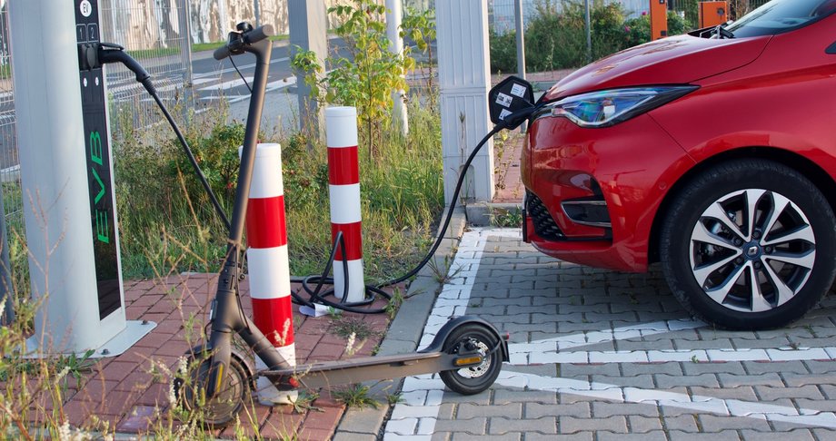 Elektryczna hulajnoga w trakcie testu ułatwiała mi przede wszystkim pokonywanie kilkukilometrowego odcinka między domem i stacją ładowania. 