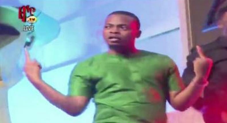 Rapper Olamide throwing up the middle finger at Headies 2015. 