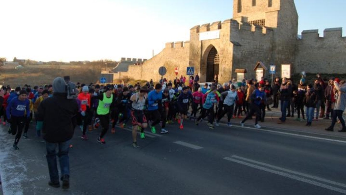 Biegacze z całej Polski i z zagranicy przyjadą do Szydłowa, by po raz kolejny na sportowo pożegnać stary rok. W 37. Międzynarodowych Ulicznych Biegach Sylwestrowych udział weźmie około 500 osób.