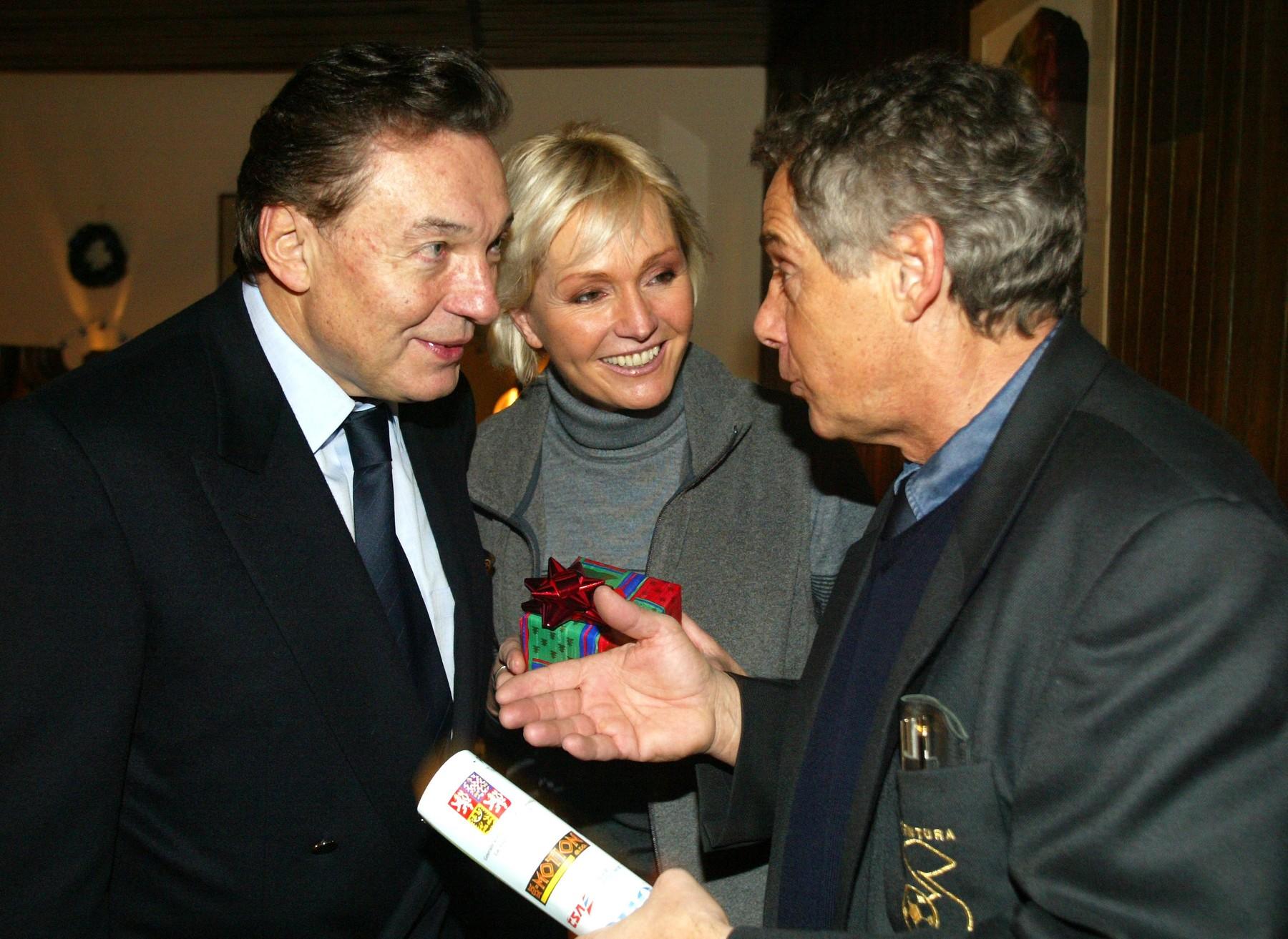 Český herec a spevák Josef Laufer s Karlom Gottom a Helenou Vondráčkovou.