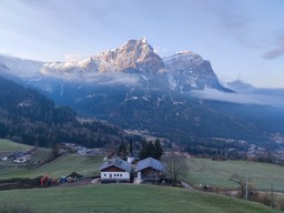farmerzy z alp stawiają na turystów. z samej hodowli trudno się utrzymac