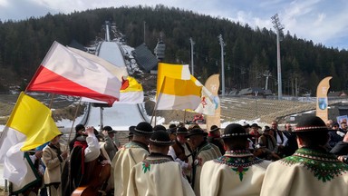 Obrona Jana Pawła II schodzi do samorządów. Górale uważają, że papieża "atakują komuniści"