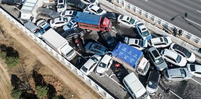 Gigantyczny karambol na chińskim moście. Zderzyło się ponad 280 pojazdów. Są ofiary [NAGRANIA]