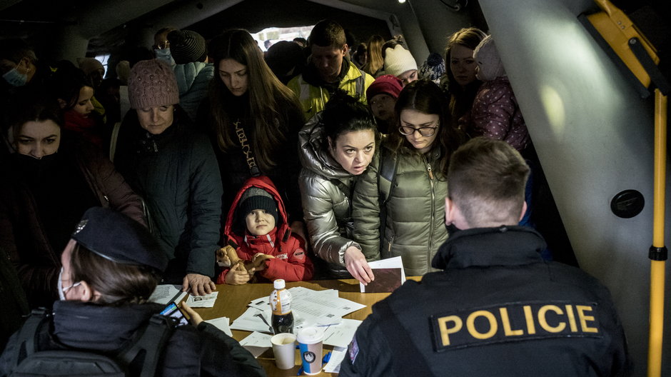 Uchodźcy z Ukrainy w kolejce do złożenia wniosku o pozwolenie na pobyt