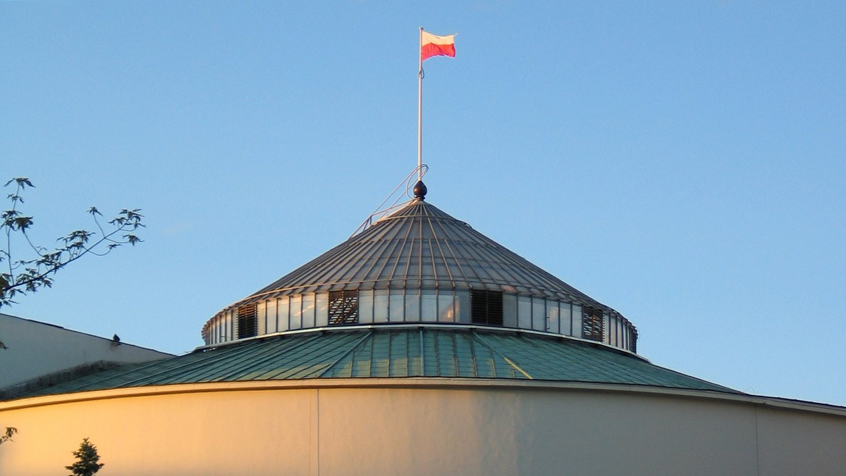 Sejm, który po godz. 9 wznowił obrady, wysłucha informacji premiera Donalda Tuska ws. ujawnionych przez "Wprost" podsłuchanych rozmów polityków. Posłowie będą też debatować o dwóch inicjatywach legislacyjnych Senatu: zmian w prawie o adwokaturze oraz ustawy o PIT.